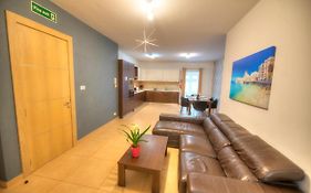 Beautifully Finished And Large Apartment Steps Away From Rocky Beach Ddif1-1